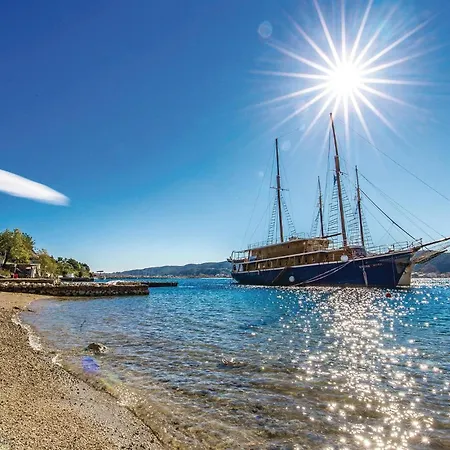 Awesome In Supetarska Draga